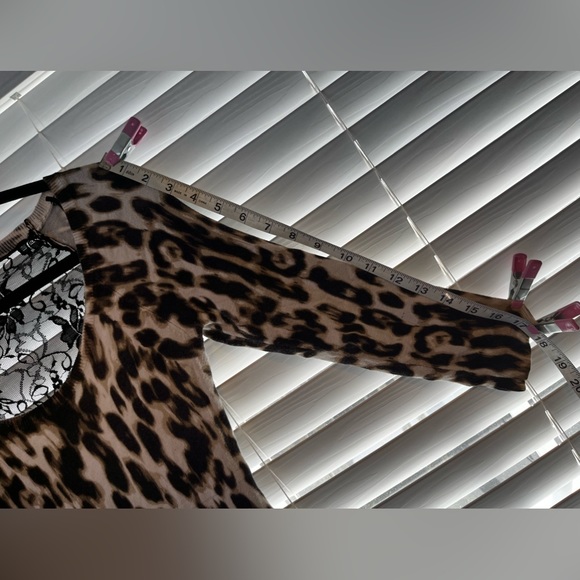 Guess cheetah print stretchy dress with black lace in the back. - Picture 10 of 13